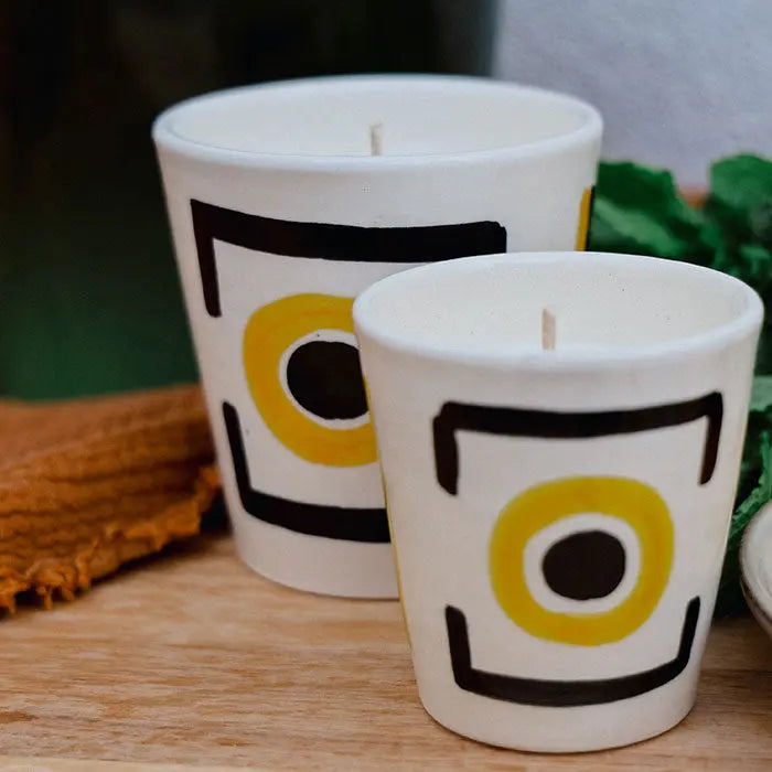 Bougie artisanale au parfum intense de cèdre et d'elemi, fabriquée en Belgique